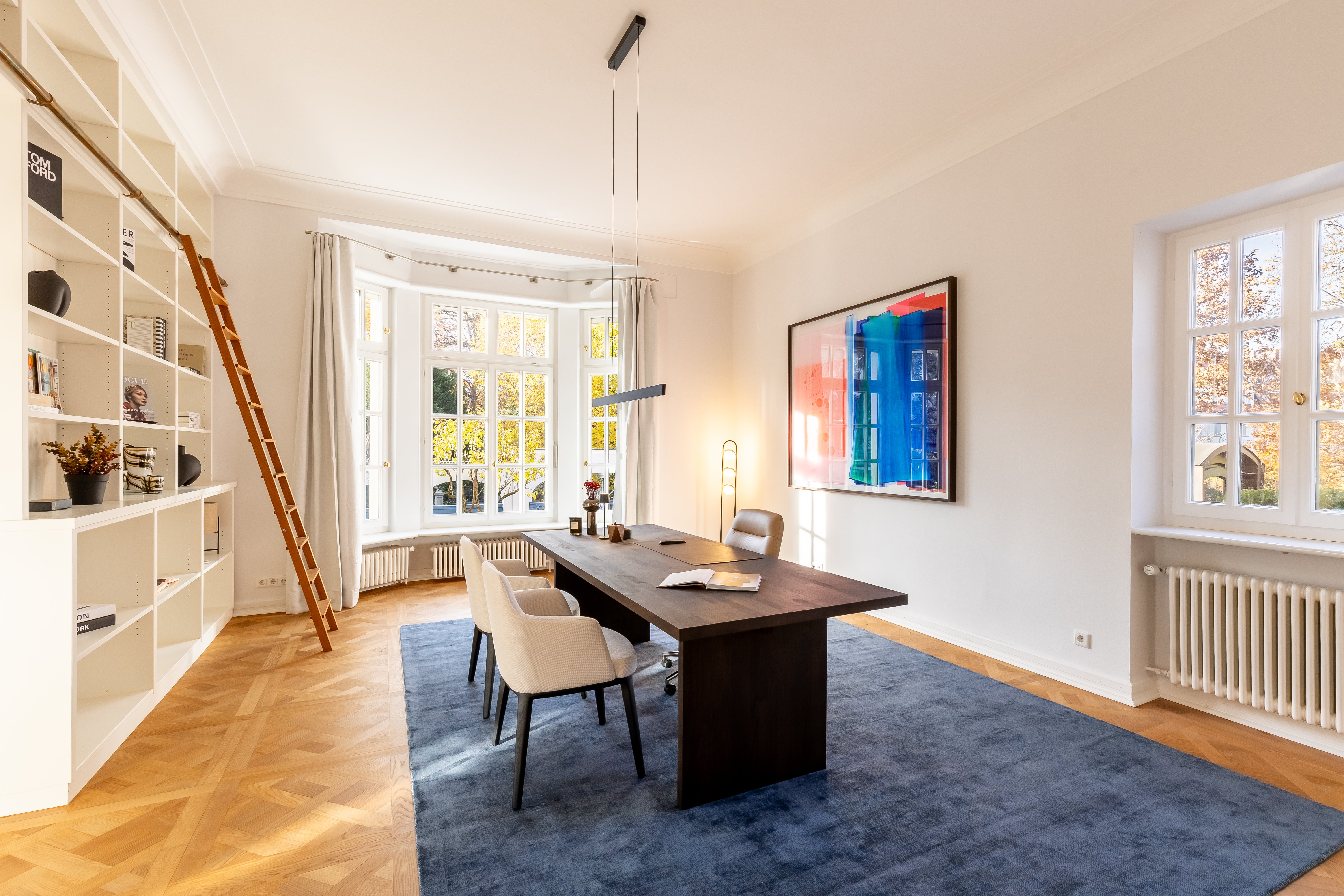 Arbeitszimmer mit Bibliotheksregal, Leiter und Erkerfenster
