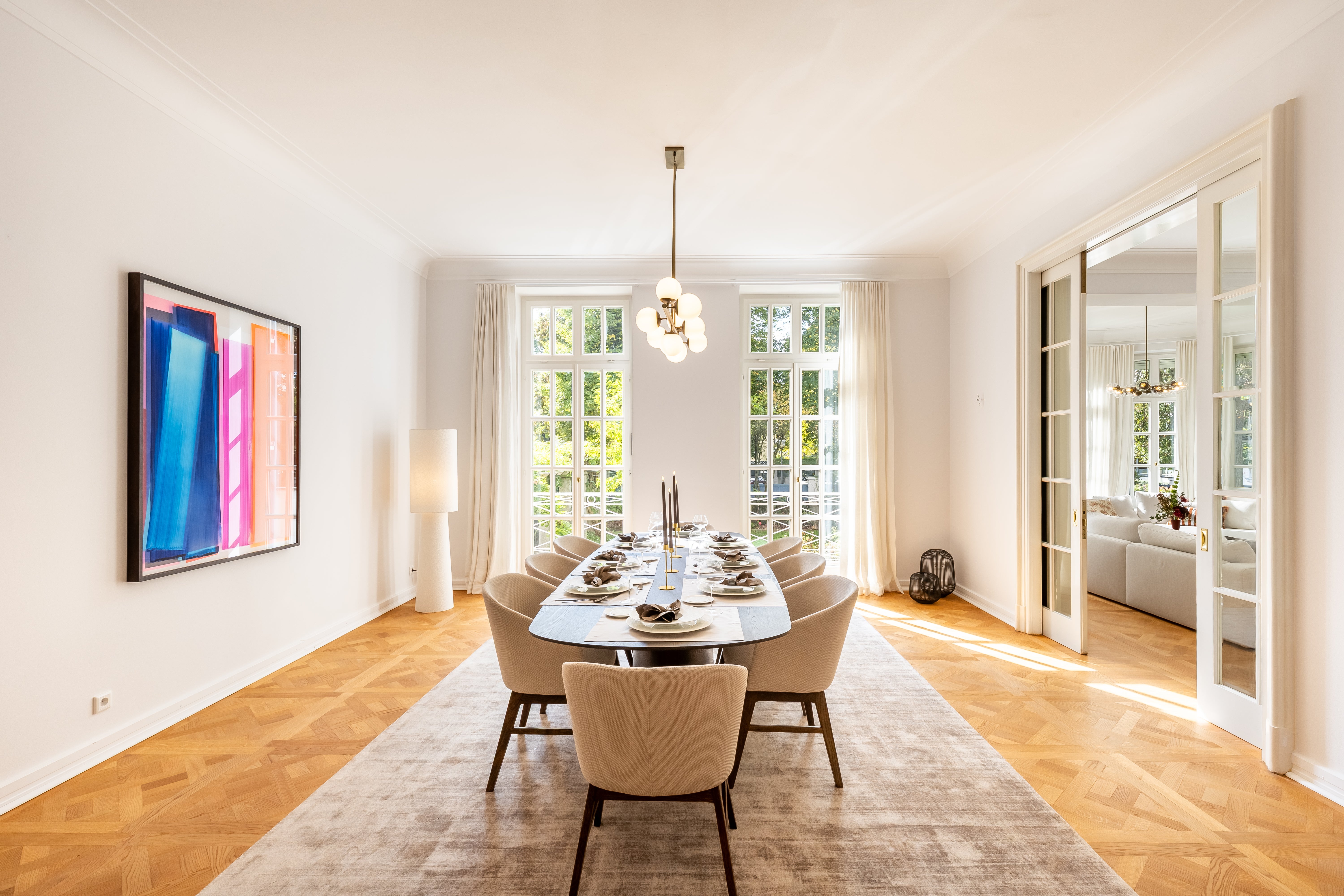 Gedeckte Tafel im Esszimmer der Villa mit Blick in den Garten