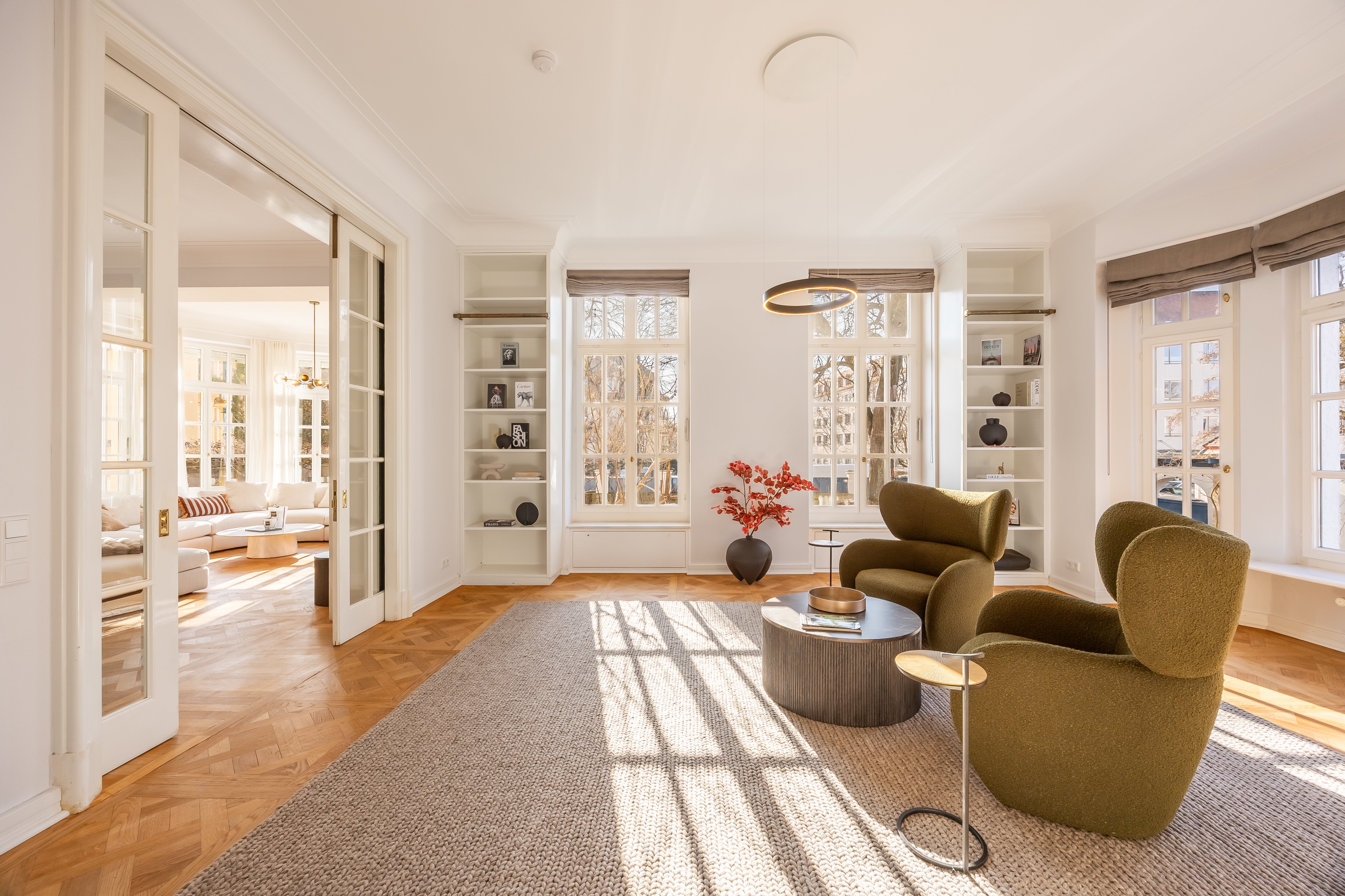 Musikzimmer mit Sesseln, Bücherregalen und Blick in den Erker
