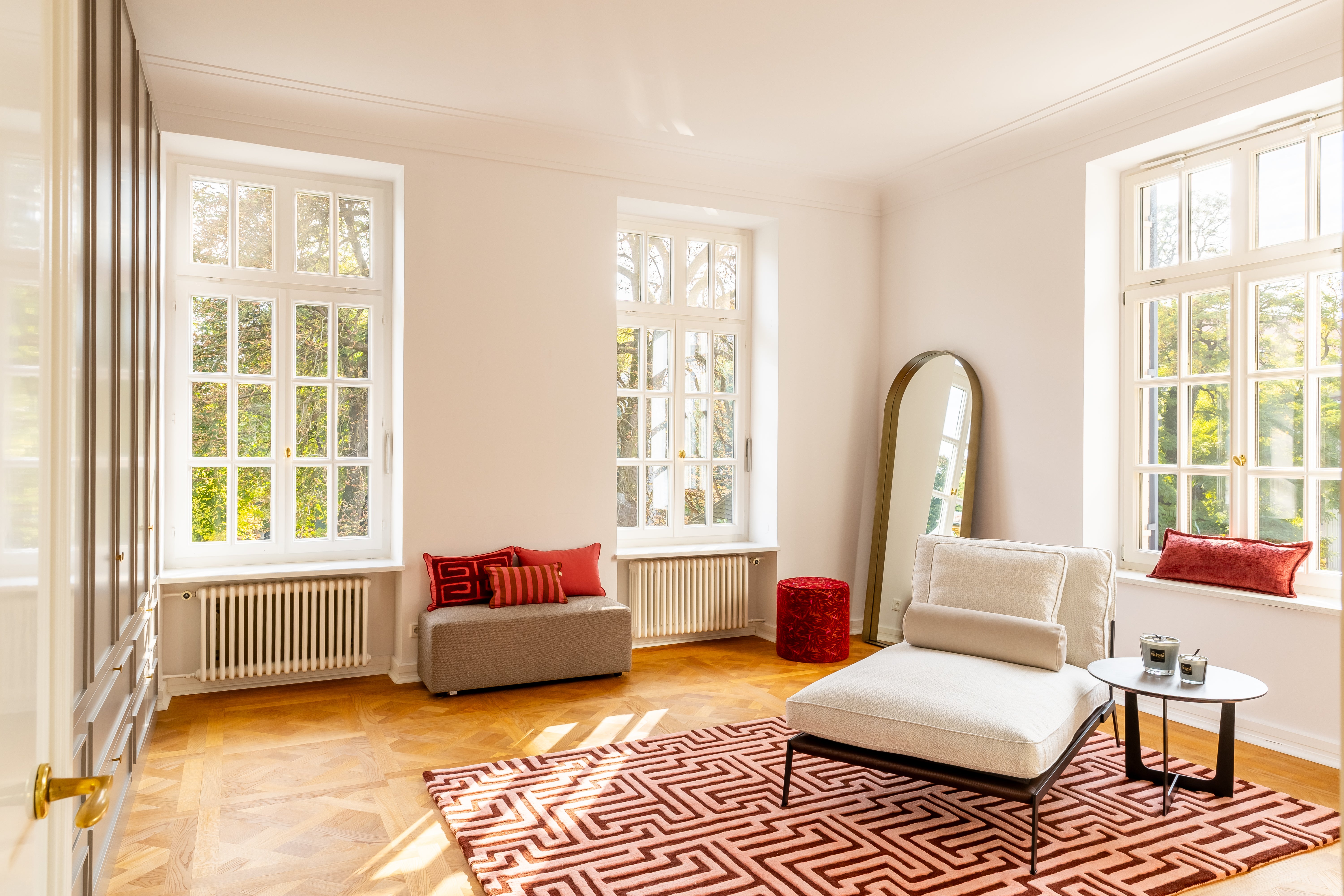 Schlafzimmer mit Balkonzugang zum herrschaftlichen Garten