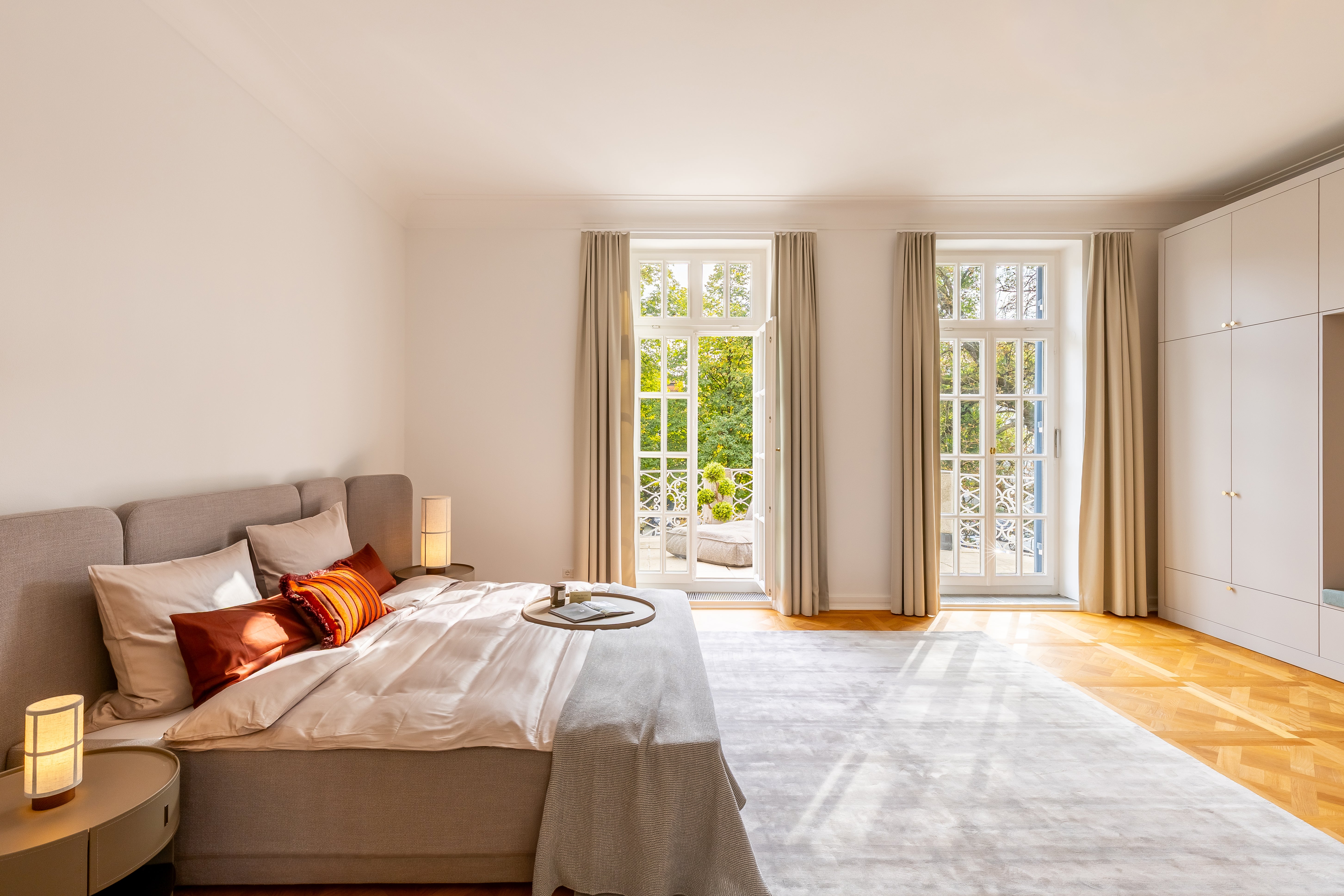 Master-Suite mit Ankleide, Spiegel und warmen Farbtönen