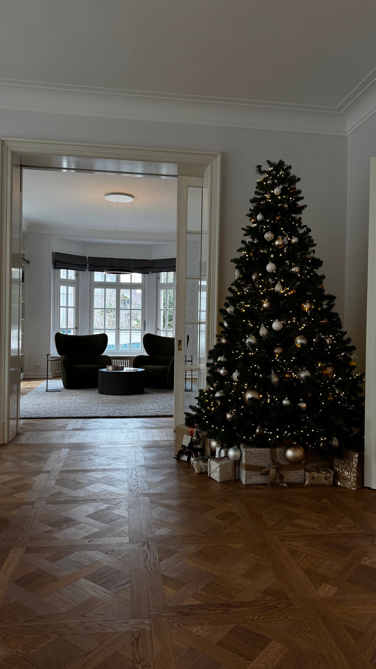 Weihnachtlich inszenierter Wohnraum von JL LIVING