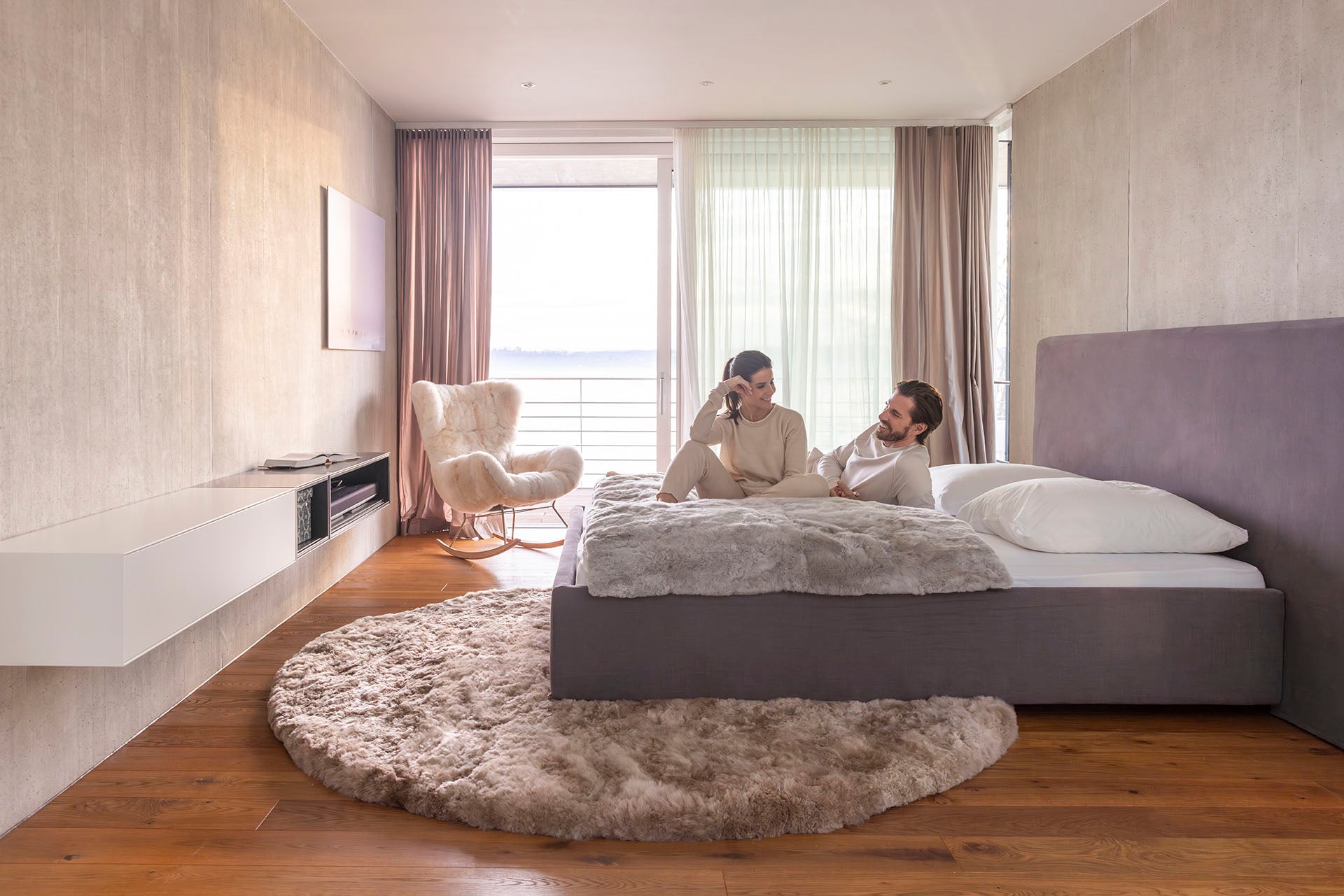 RUGHU5X09 Rug EDWIN_250cm_rund_Taupe_Ambiente_Web_6.jpg