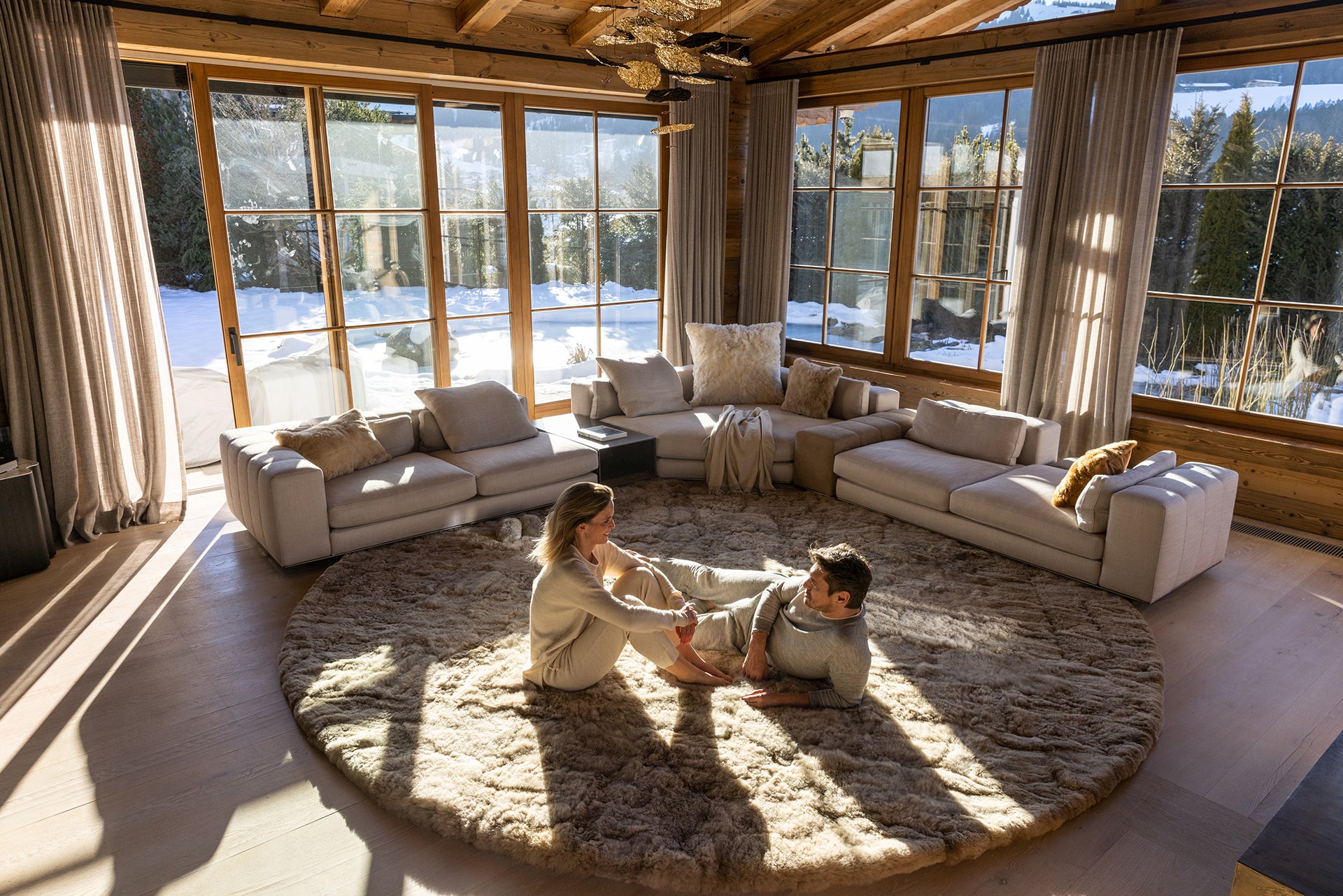 RUGHU5X09 Rug EDWIN_250cm_rund_Taupe_Ambiente_Web_7.jpg