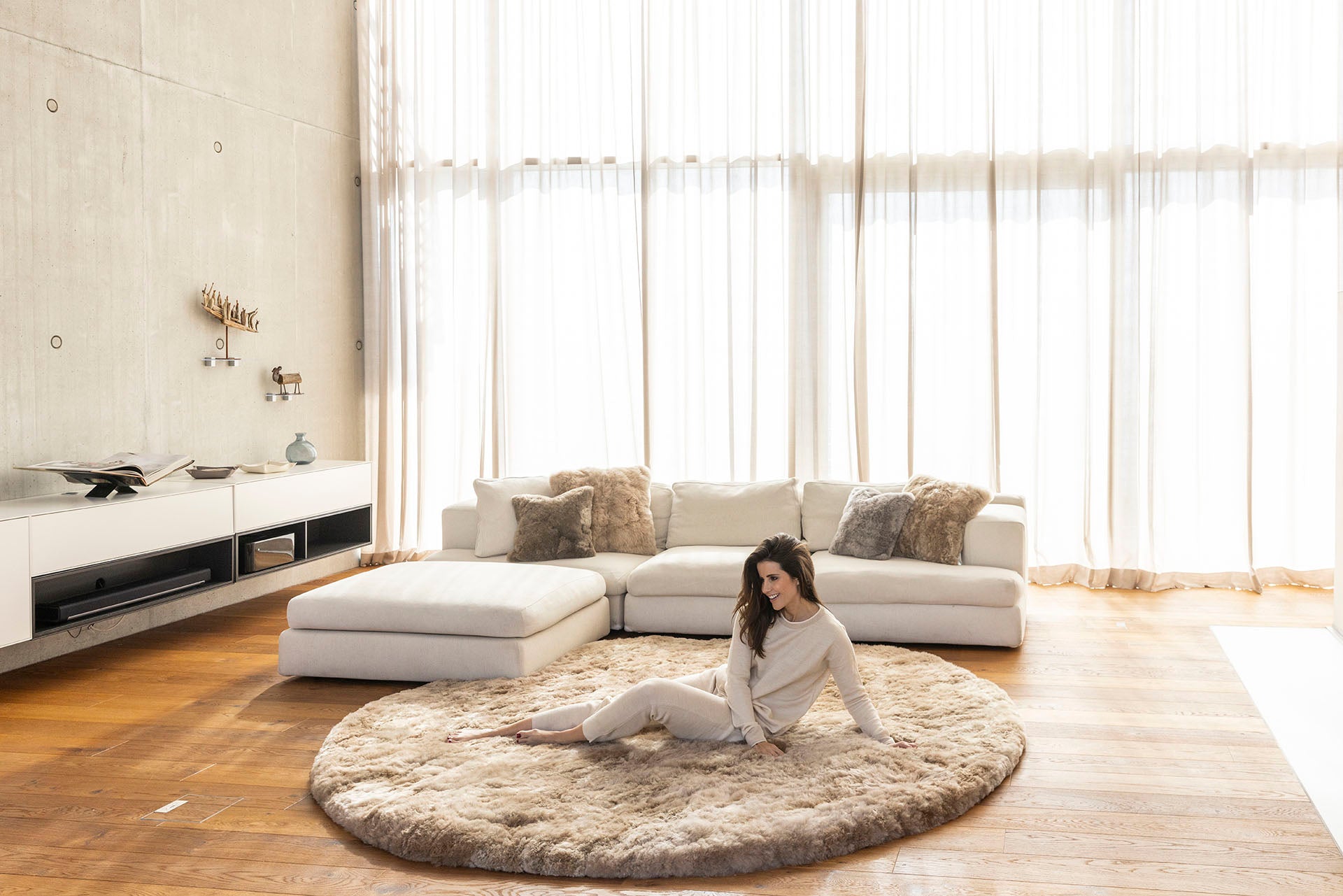 RUGHU5X09 Rug EDWIN_250cm_rund_Taupe_Ambiente_Web_2.jpg