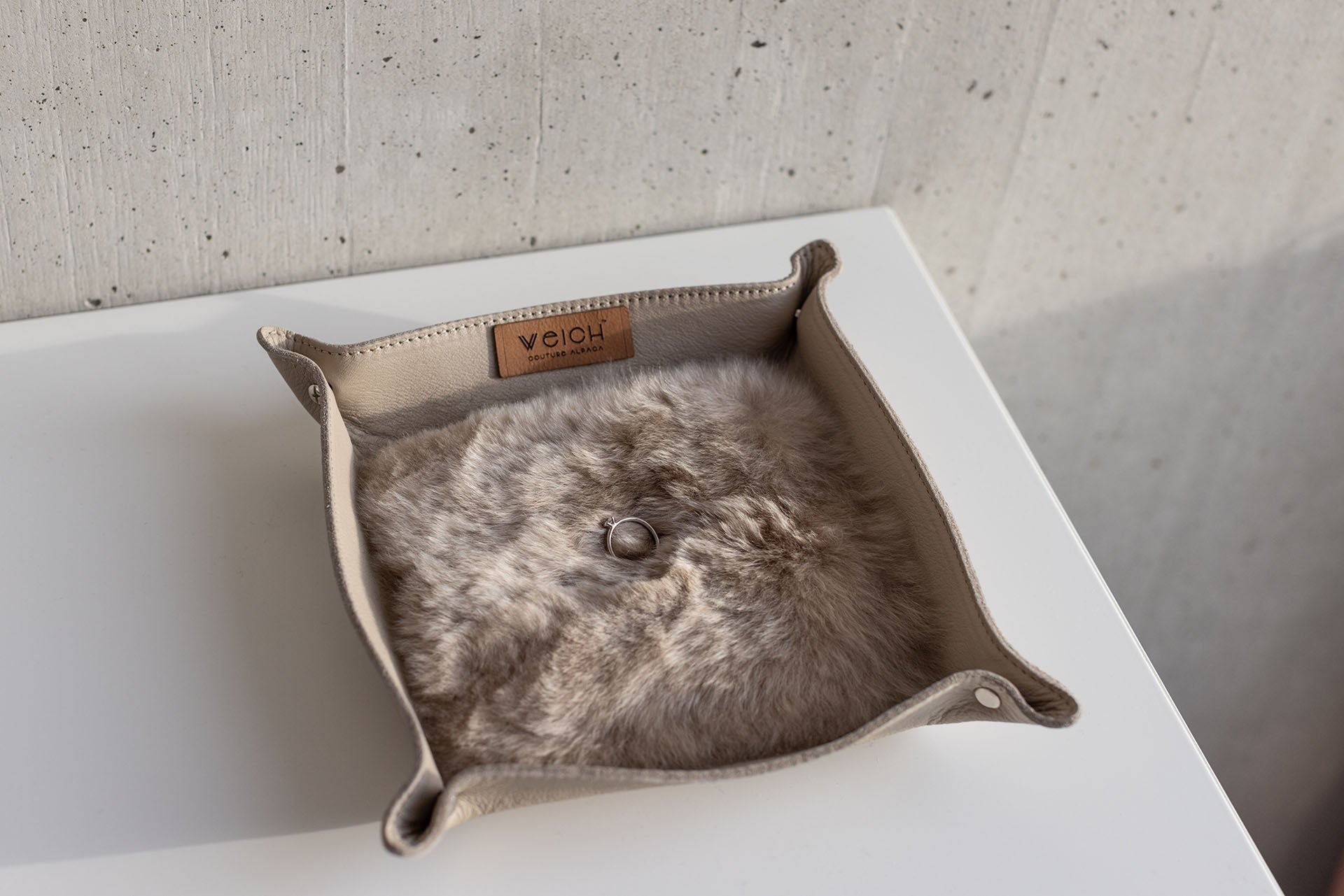 KEYBOX110 Catchall tray TODO_Dark Champagne_Ambiente_Web_1.jpg