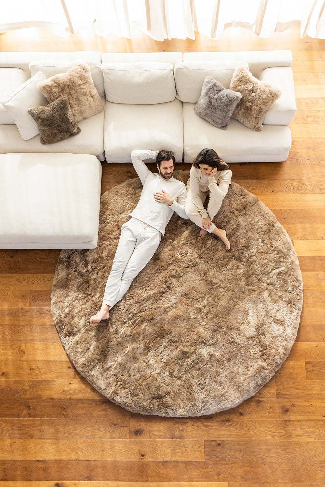 RUGHU5X09 Rug EDWIN_250cm_rund_Taupe_Ambiente_Web_5.jpg