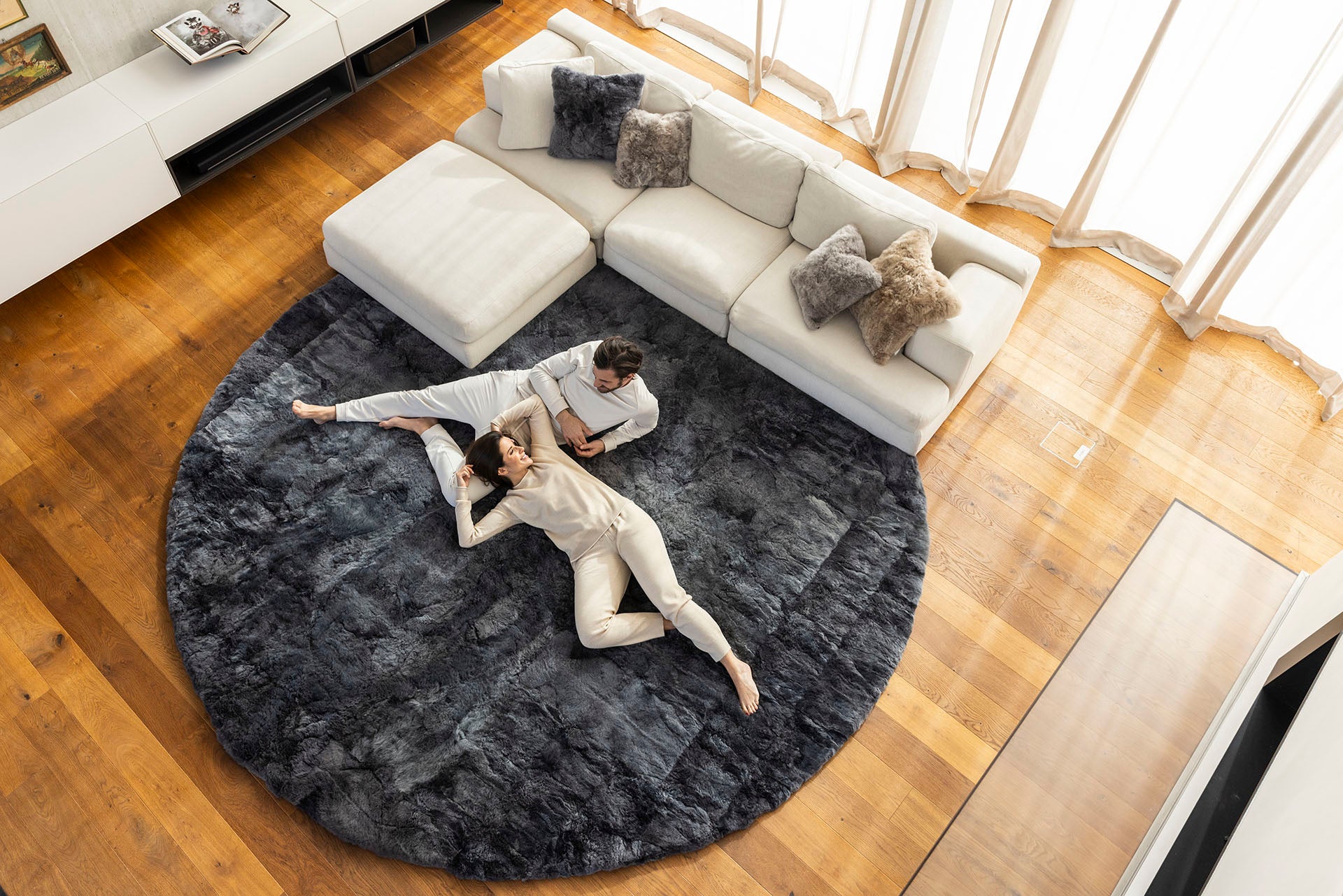 RUGHU5X11 Rug EDWIN_250cm_rund_Graphite Grey_Ambiente_Web_3.jpg