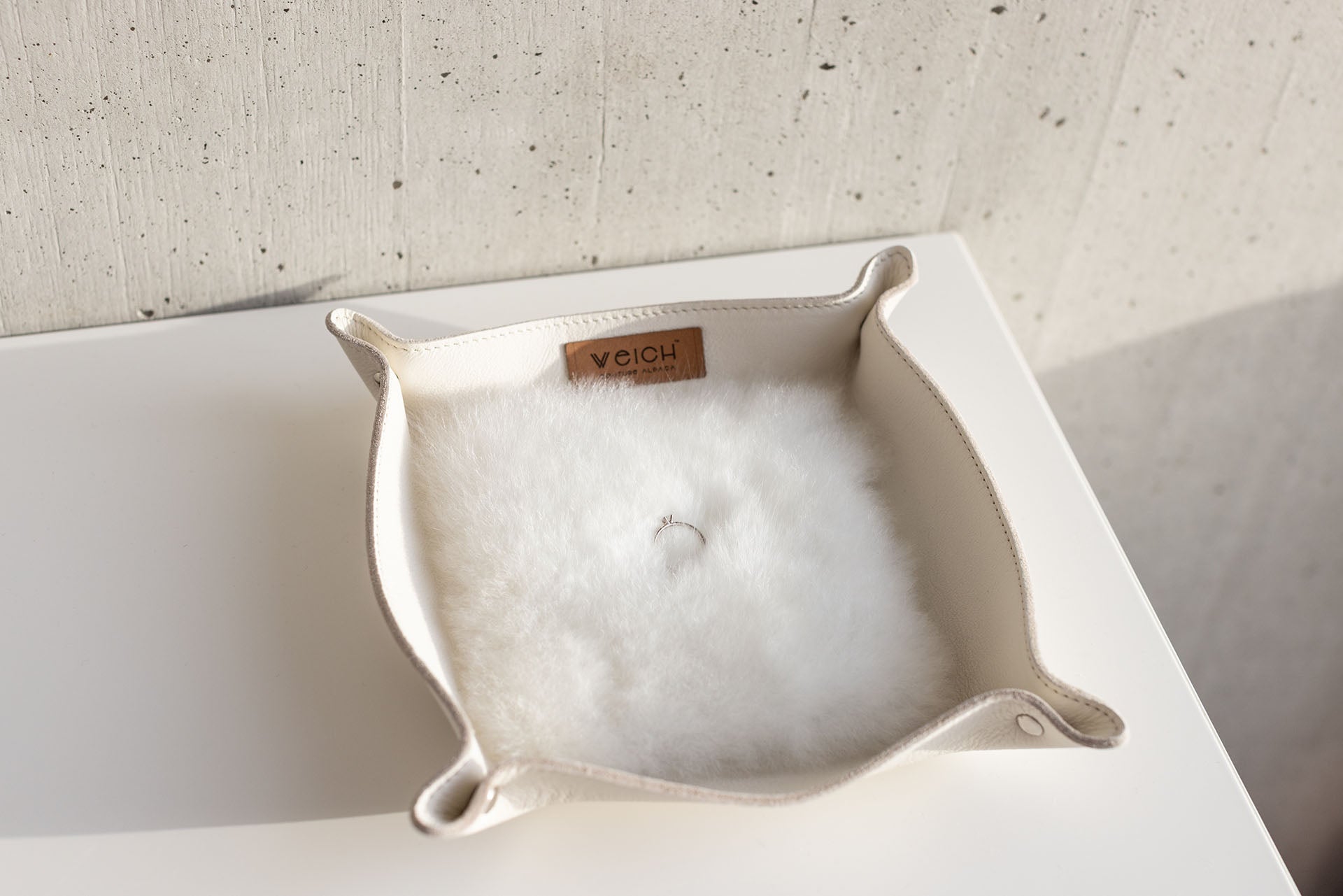 KEYBOX101 Catchall tray TODO_Pearl White_Ambiente_Web_1.jpg