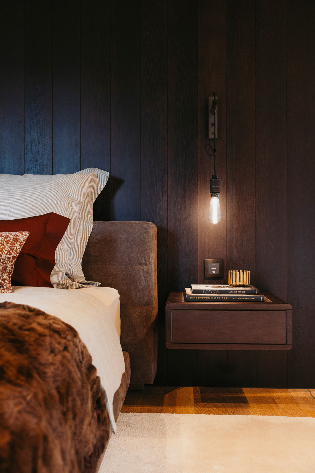 Elegant eingerichteter Wohnraum von JL LIVING