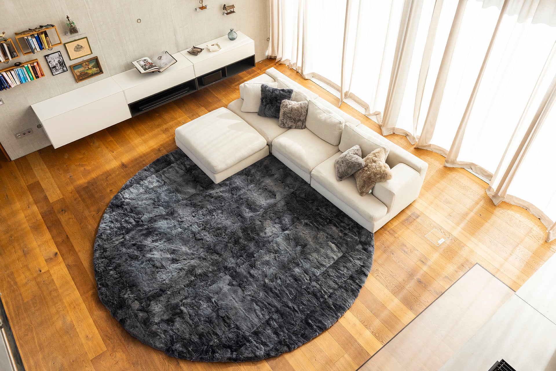 RUGHU5X11 Rug EDWIN_250cm_rund_Graphite Grey_Ambiente_Web_2.jpg