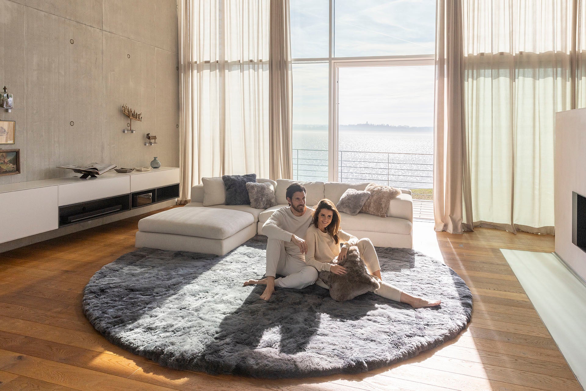 RUGHU5X11 Rug EDWIN_250cm_rund_Graphite Grey_Ambiente_Web_5.jpg