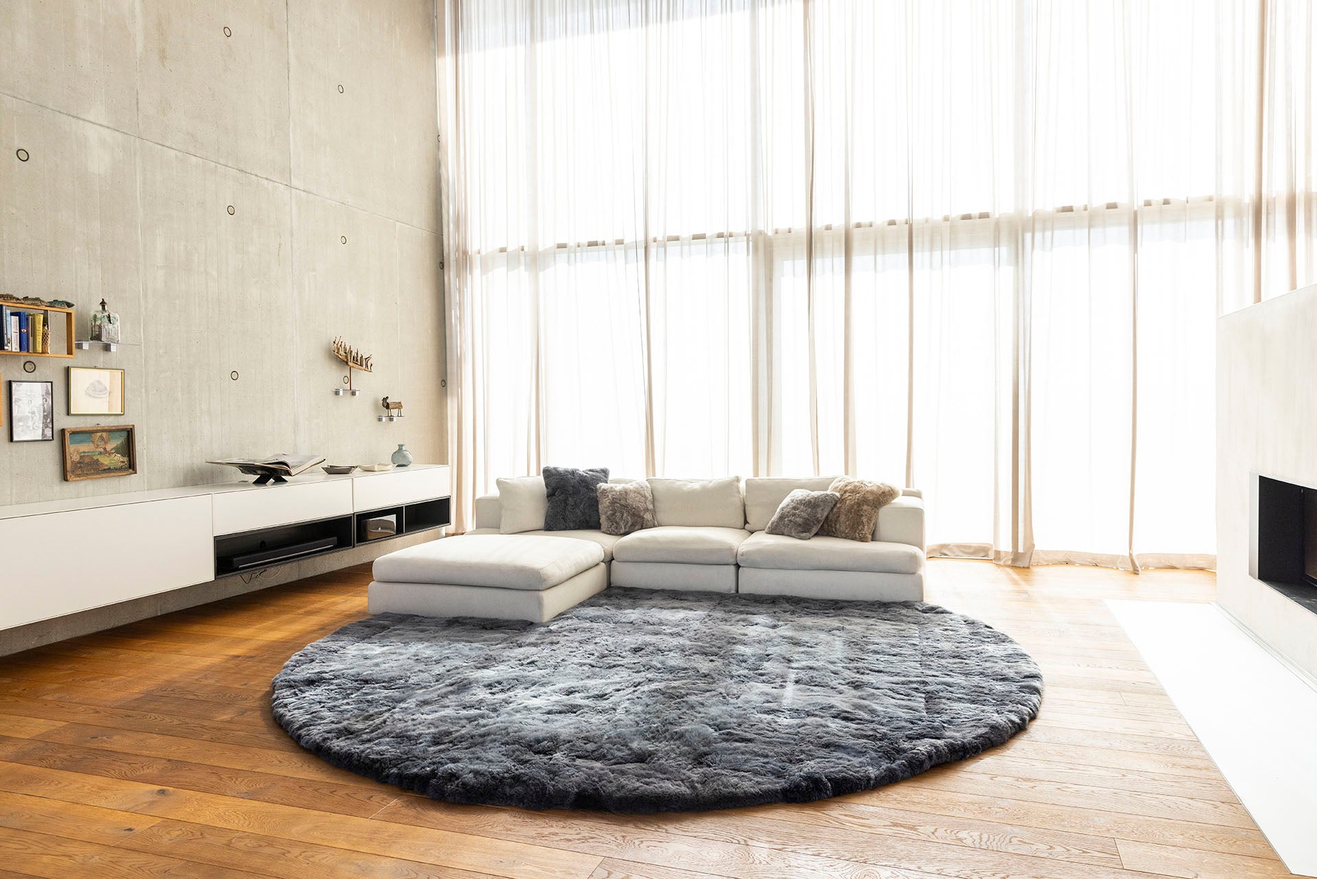 RUGHU5X11 Rug EDWIN_250cm_rund_Graphite Grey_Ambiente_Web_1.jpg