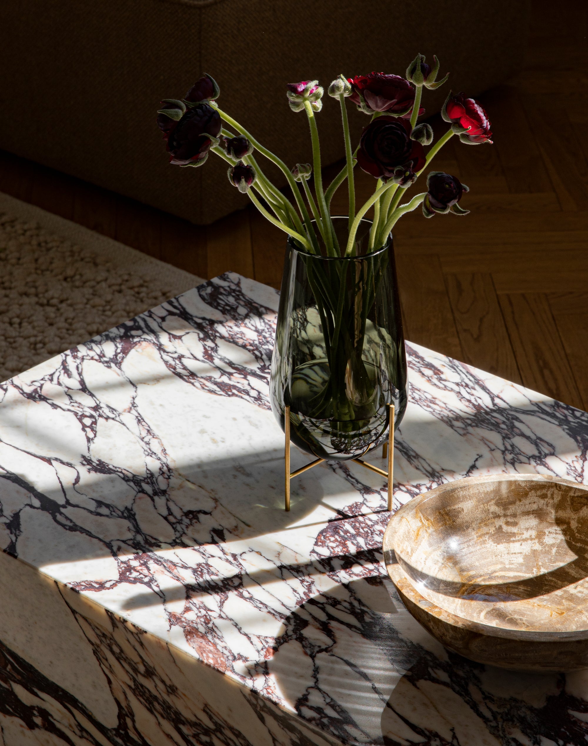 MENU_Plinth_Low_Échasse_Vase_Gravel_Rug.jpg