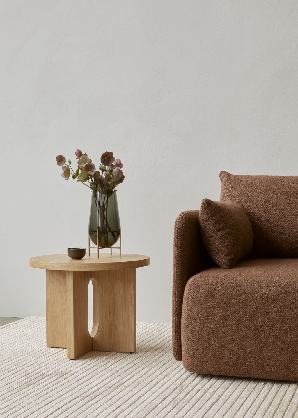 MENU_Offset_Sofa_Loose_Cover_Androgyne_Side_Table_Ø50_Houkime_Rug_Échasse_Vase_NNDW_2.jpg