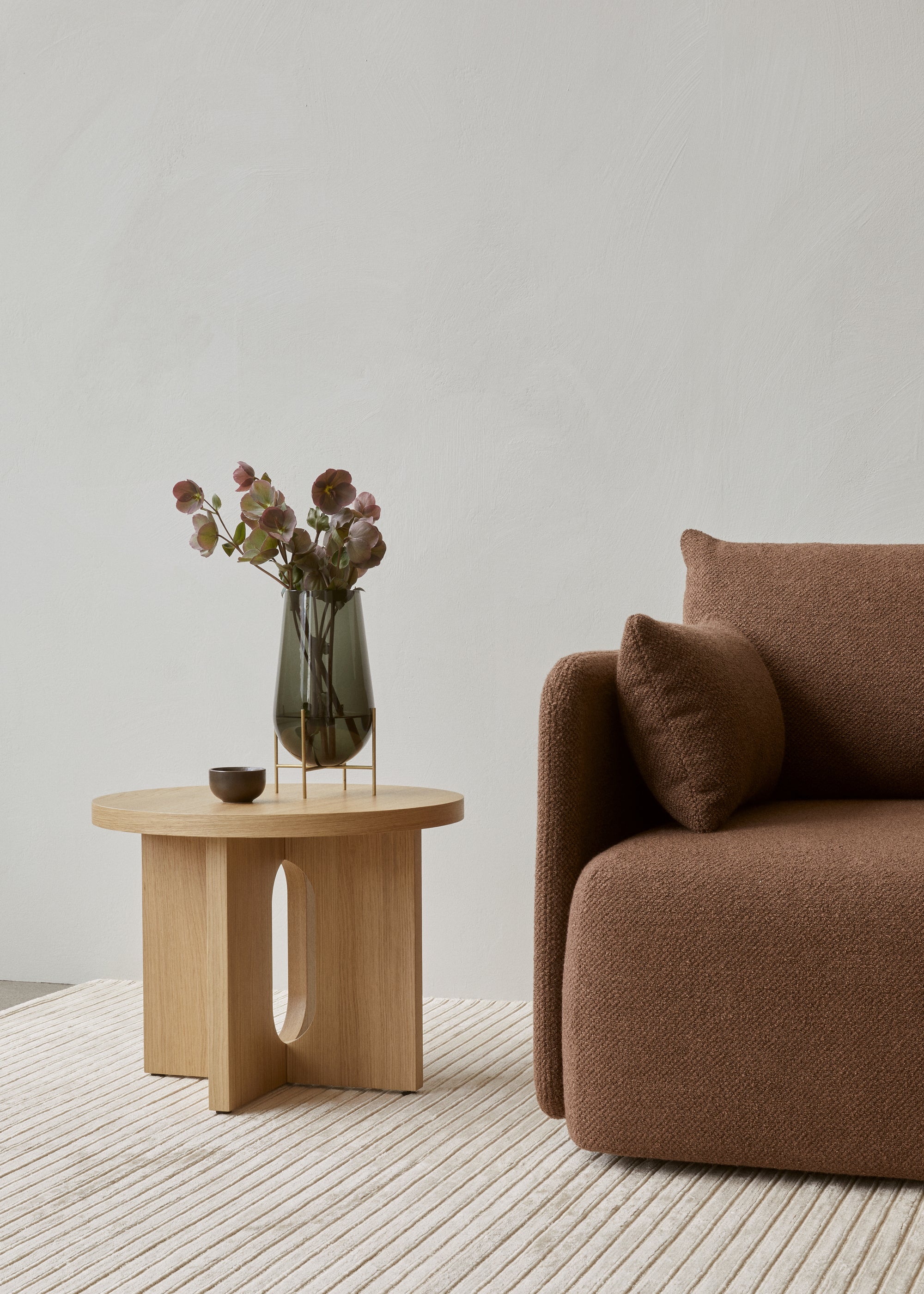MENU_Offset_Sofa_Loose_Cover_Androgyne_Side_Table_Ø50_Houkime_Rug_Échasse_Vase_NNDW_2.jpg