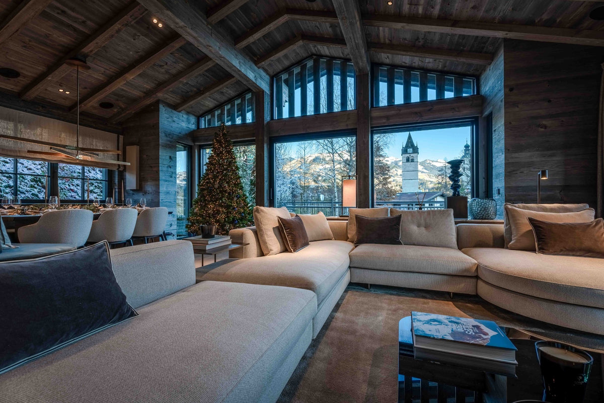 Festlich geschmückter Weihnachtsbaum im Chalet in Kitzbühel am Abend